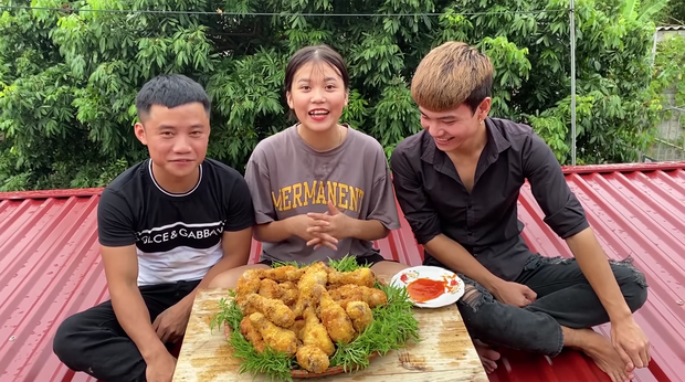 Em gái Hưng Vlog rủ các anh lên nơi nguy hiểm nhất để ngồi ăn gà rán, tim đập thình thịch vẫn ăn uống ngon lành - Ảnh 6.
