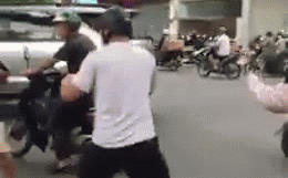 Clip: 2 người đàn ông bỏ xe máy lẫn ô tô, đứng "boxing" giữa ngã tư phố Hà Nội