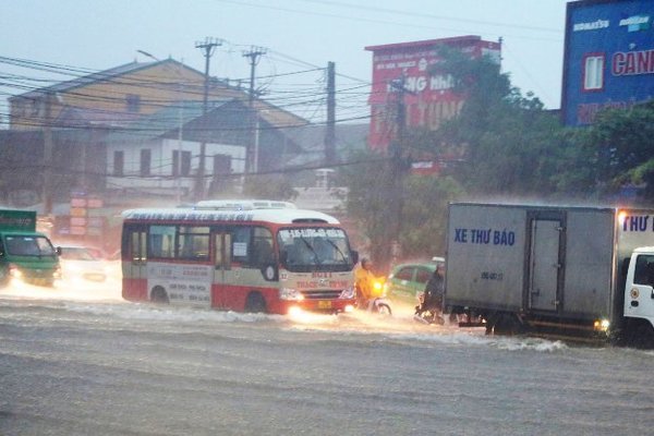 Cô gái tặng đôi dép tổ ong cho chiến sĩ CSGT chân trần phân làn giữa trời mưa bão - Ảnh 2.