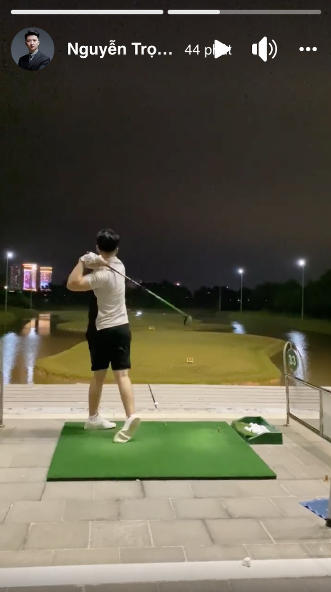 Trọng Hưng bước vào đường đua sân golf, tập miệt mài thế này lại chẳng mấy chốc mà lên tay - Ảnh 1.