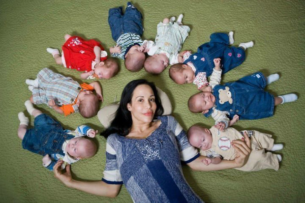 Bà mẹ đơn thân từng nén đau để hạ sinh thành công 8 đứa trẻ cùng một lúc cách đây 11 năm giờ có cuộc sống như thế nào? - Ảnh 2.