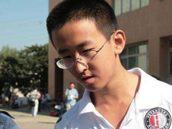 Chàng trai 16 tuổi trở thành bác sĩ trẻ nhất nước nhưng bị mọi người chỉ trích, 8 năm sau ai cũng giật mình quay lại - Ảnh 3.
