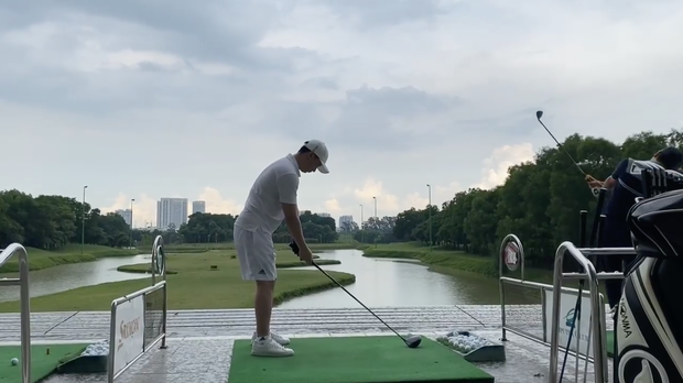 Trọng Hưng bước vào đường đua sân golf, tập miệt mài thế này lại chẳng mấy chốc mà lên tay - Ảnh 4.