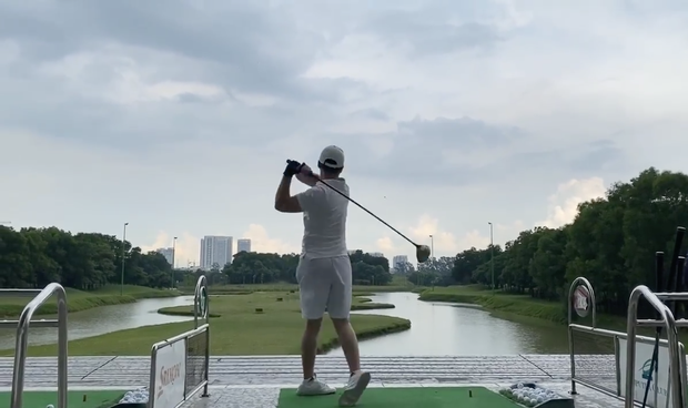 Trọng Hưng bước vào đường đua sân golf, tập miệt mài thế này lại chẳng mấy chốc mà lên tay - Ảnh 5.