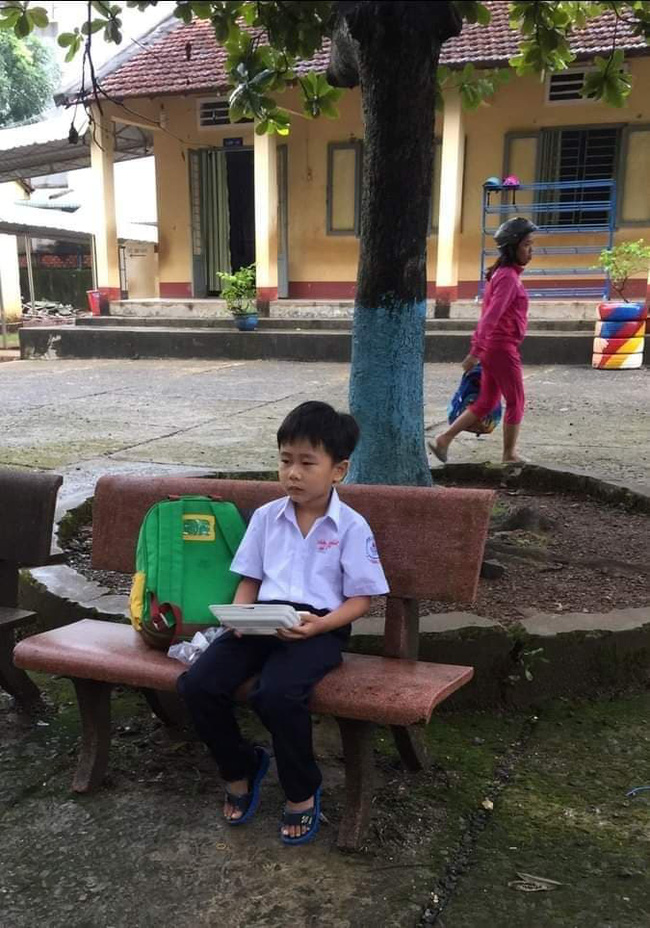 Ngày đầu tiên đi học nhưng không có mẹ dắt tay đến trường,  cậu bé có biểu cảm vừa thương lại vừa không nhịn được cười - Ảnh 1.