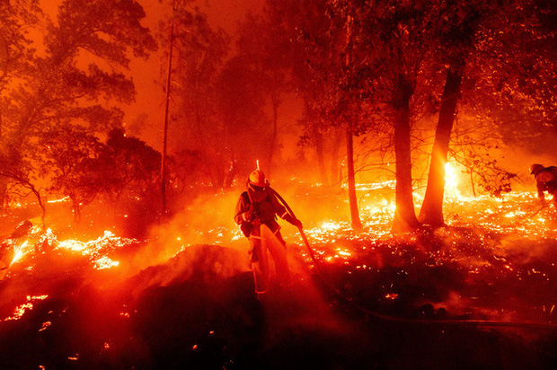 Hoả ngục bất thường ở Mỹ: Lốc xoáy lửa liên tiếp, cột khói cao khủng khiếp - Ảnh 1.