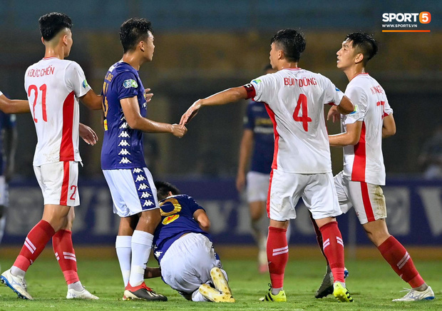 Trọng Đại hứng đầy gạch đá vì sút bóng cực mạnh vào đội trưởng Hà Nội FC nằm trên sân - Ảnh 5.