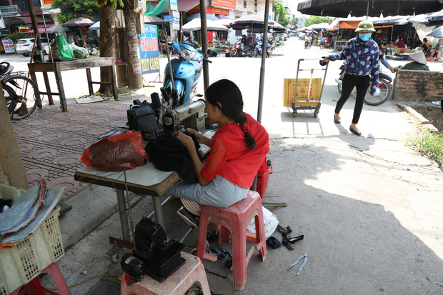 Chuyện cô Giao lưng vẹo bên chiếc máy may: Tôi bị vậy nhưng vẫn yêu đời dù có lẽ không bao giờ đứng thẳng được nữa! - Ảnh 2.