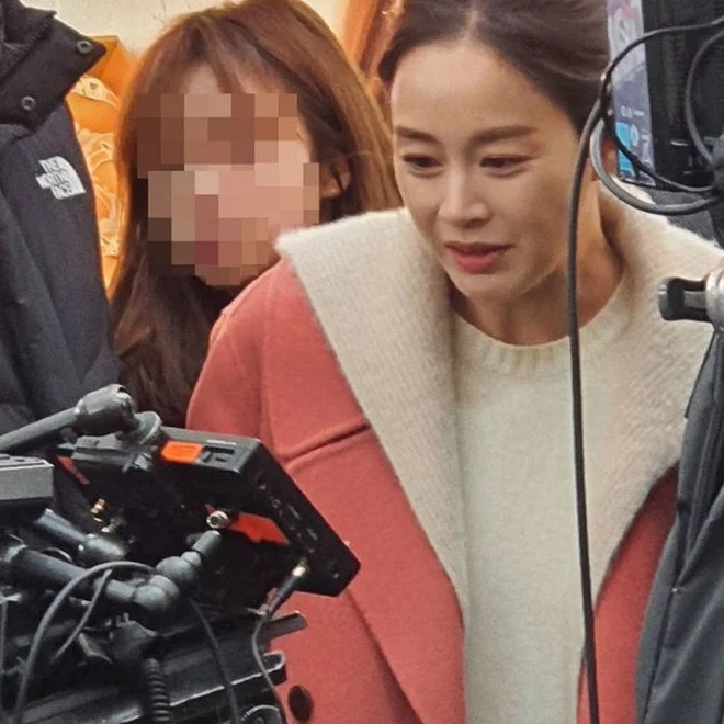 Nhan sắc Kim Tae Hee bị Knet “bóc trần”: Lộ loạt khuyết điểm, thực tế quá khác với poster “giả trân”, nhưng quan niệm về lão hoá thay đổi tất cả - Ảnh 3.