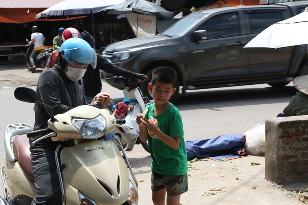 Chuyện cô Giao lưng vẹo bên chiếc máy may: Tôi bị vậy nhưng vẫn yêu đời dù có lẽ không bao giờ đứng thẳng được nữa! - Ảnh 10.