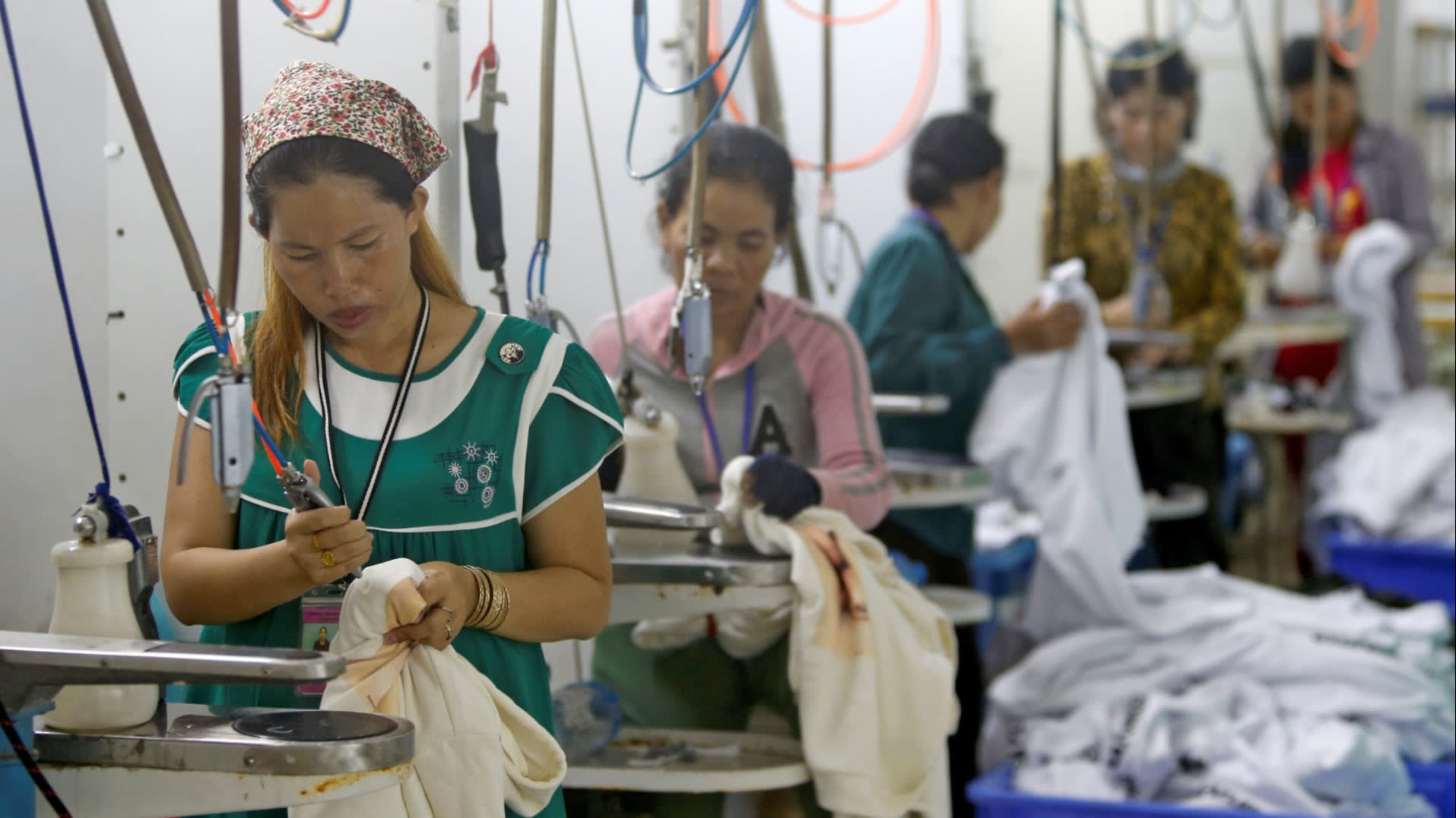Промышленность тайланда. Швейная фабрика в Камбодже. Камбоджа промышленность. Камбоджа одежда.