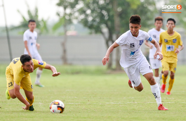 Cầu thủ trẻ Việt Nam lừa bóng qua 3 cầu thủ như Messi, bị đối phương phá siêu phẩm trong tíc tắc - Ảnh 2.