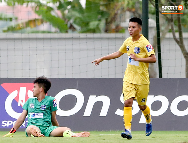 Cầu thủ trẻ Việt Nam lừa bóng qua 3 cầu thủ như Messi, bị đối phương phá siêu phẩm trong tíc tắc - Ảnh 12.