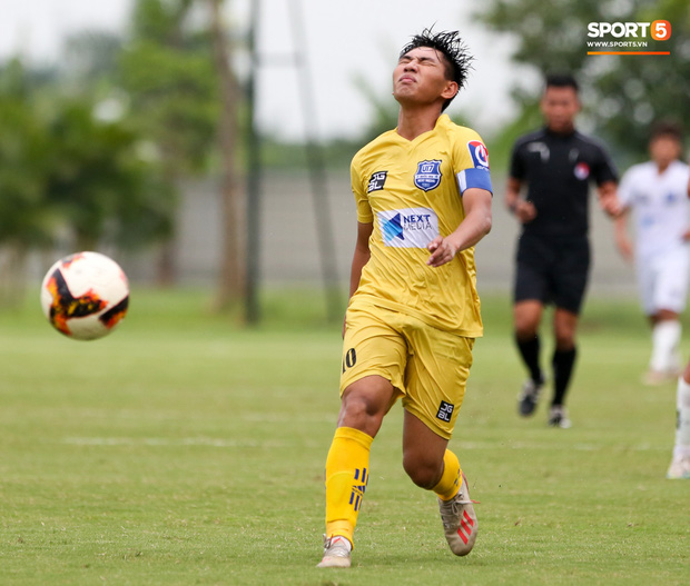 Cầu thủ trẻ Việt Nam lừa bóng qua 3 cầu thủ như Messi, bị đối phương phá siêu phẩm trong tíc tắc - Ảnh 13.