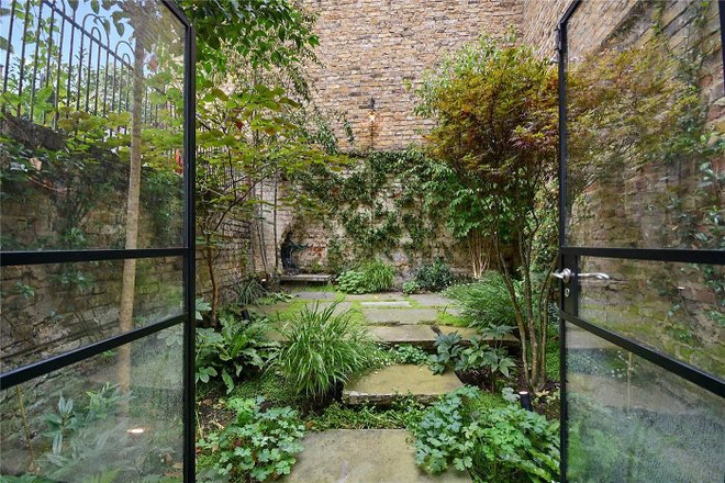 Ngôi nhà hẹp nhất London gây tranh cãi lớn khi rao bán với giá tận hơn 30 tỷ đồng, ai cũng tò mò liệu bên trong chứa kho báu gì không - Ảnh 4.