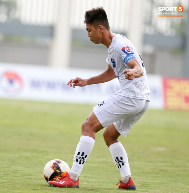 Cầu thủ trẻ Việt Nam lừa bóng qua 3 cầu thủ như Messi, bị đối phương phá siêu phẩm trong tíc tắc - Ảnh 7.
