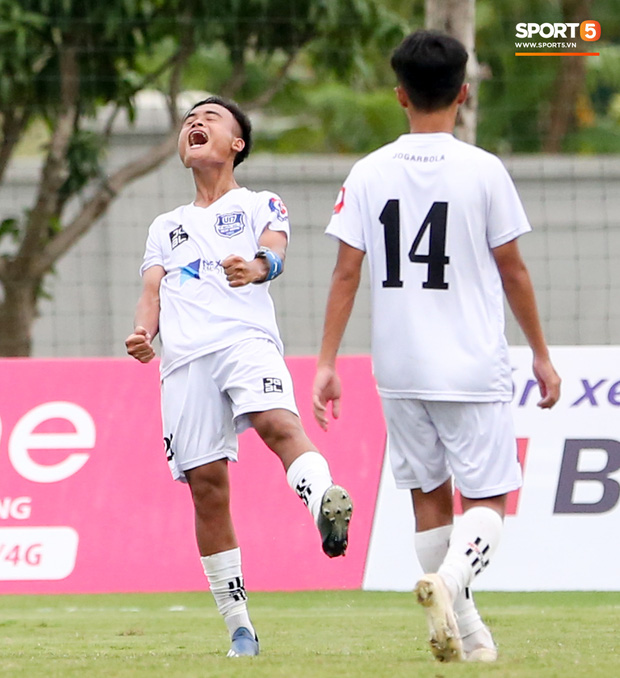 Cầu thủ trẻ Việt Nam lừa bóng qua 3 cầu thủ như Messi, bị đối phương phá siêu phẩm trong tíc tắc - Ảnh 9.
