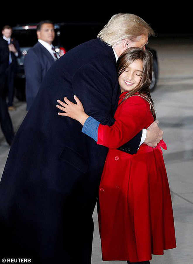 “Hoàng tử Nhà Trắng” Barron Trump vắng mặt trong sự kiện lớn của bố, sự chú ý tập trung lên 2 nhóc tì được Tổng thống Mỹ ôm hôn âu yếm - Ảnh 2.