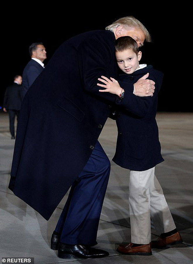 “Hoàng tử Nhà Trắng” Barron Trump vắng mặt trong sự kiện lớn của bố, sự chú ý tập trung lên 2 nhóc tì được Tổng thống Mỹ ôm hôn âu yếm - Ảnh 3.