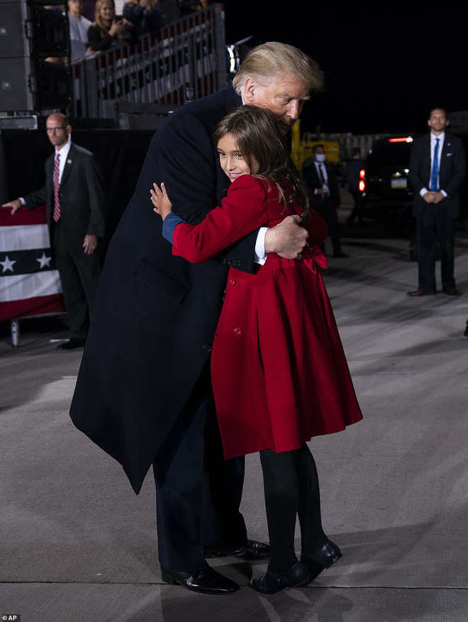 “Hoàng tử Nhà Trắng” Barron Trump vắng mặt trong sự kiện lớn của bố, sự chú ý tập trung lên 2 nhóc tì được Tổng thống Mỹ ôm hôn âu yếm - Ảnh 5.