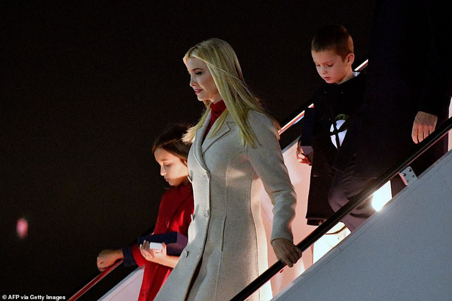 “Hoàng tử Nhà Trắng” Barron Trump vắng mặt trong sự kiện lớn của bố, sự chú ý tập trung lên 2 nhóc tì được Tổng thống Mỹ ôm hôn âu yếm - Ảnh 10.