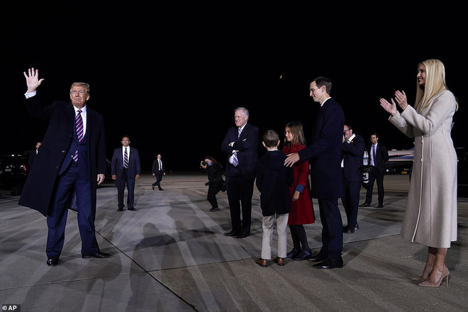 “Hoàng tử Nhà Trắng” Barron Trump vắng mặt trong sự kiện lớn của bố, sự chú ý tập trung lên 2 nhóc tì được Tổng thống Mỹ ôm hôn âu yếm - Ảnh 12.