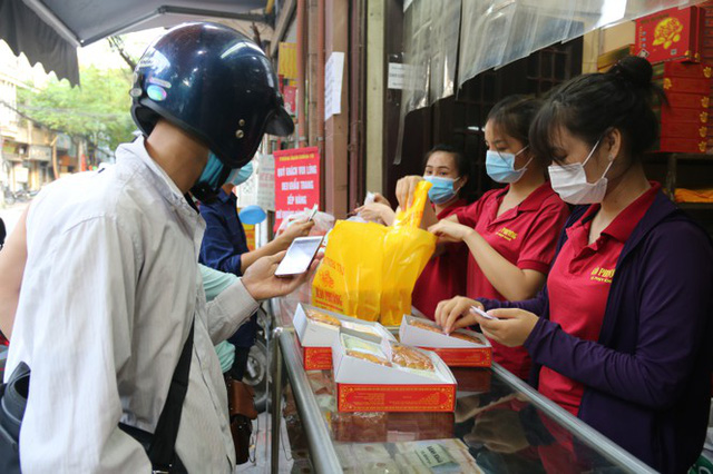 Bánh trung thu nhà giàu và bánh độc lạ đắt hàng dù thị trường chung ế ẩm - Ảnh 2.