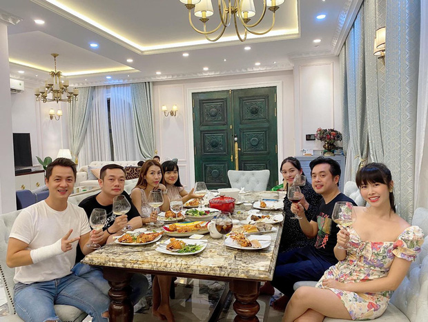 Dương Khắc Linh - Sara Lưu tụ họp tại biệt thự triệu đô của vợ chồng Đăng Khôi, sáng nhất nhan sắc gái 2 con Thuỷ Anh - Ảnh 1.