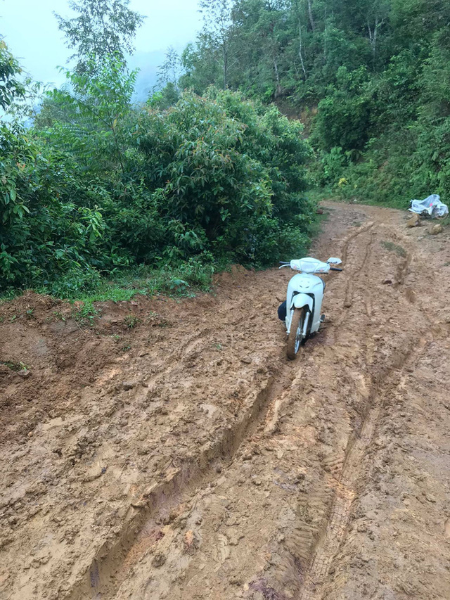 Nhiều lần ngã sõng soài trên dốc núi đầy bùn đất, nữ giáo viên 9X xinh đẹp vẫn quyết tâm cõng chữ lên vùng cao, bám bản dạy học - Ảnh 6.