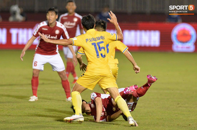 Công Phượng đau đớn rời sân sau khi lập cú đúp bàn thắng vào lưới CLB Nam Định - Ảnh 2.