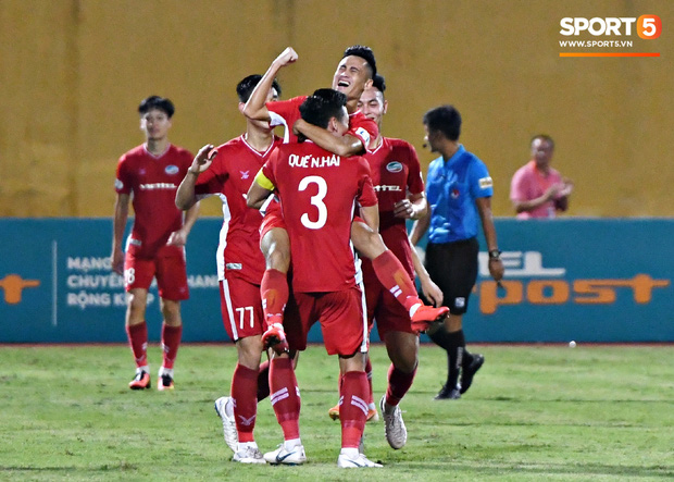 Thua trận, HLV đội đầu bảng V.League vẫn cao hứng so sánh đội nhà với một... cô gái đẹp - Ảnh 2.