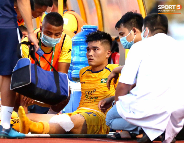 Công Phượng đau đớn rời sân sau khi lập cú đúp bàn thắng vào lưới CLB Nam Định - Ảnh 11.