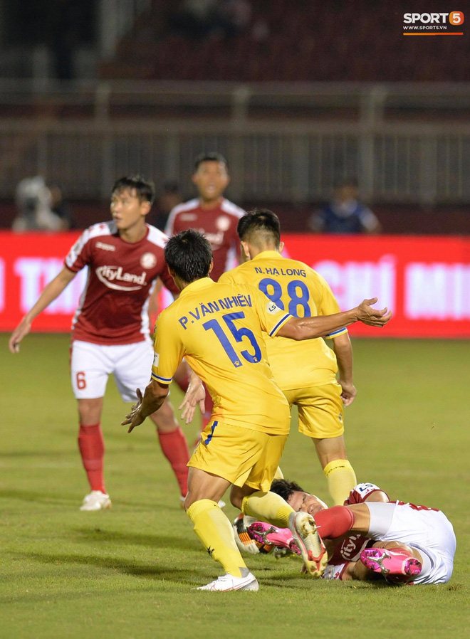 Công Phượng đau đớn rời sân sau khi lập cú đúp bàn thắng vào lưới CLB Nam Định - Ảnh 3.