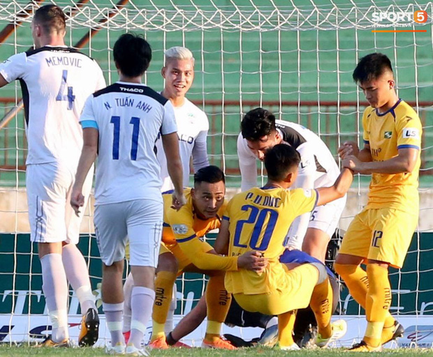 Văn Đức gục ngã sau khi sút hỏng penalty, Văn Thanh ăn mừng như vừa có bàn thắng - Ảnh 5.