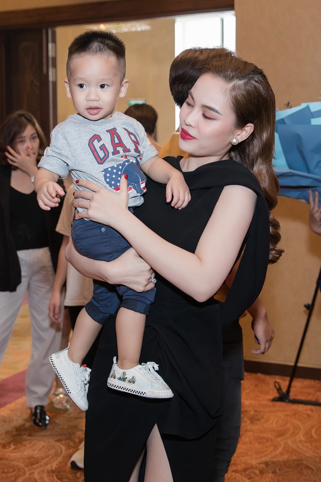 Chồng Giang Hồng Ngọc: Tôi là người khô khan nhưng tình yêu dành cho vợ lúc nào cũng nhiều - Ảnh 2. Chồng Giang Hồng Ngọc: Tôi là người khô khan nhưng tình yêu dành cho vợ lúc nào cũng nhiều - Ảnh 2.