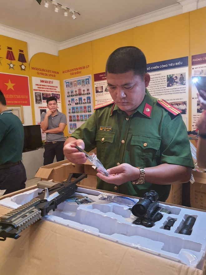 Thu giữ hàng trăm khẩu súng nhựa có tính sát thương cao - Ảnh 1.