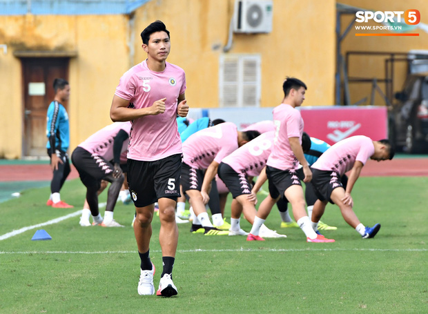 Văn Hậu thử sức với xà ngang rồi vô tình khoe cơ bắp cuồn cuộn, Quang Hải báo tin vui trước vòng 12 V.League 2020 - Ảnh 1.