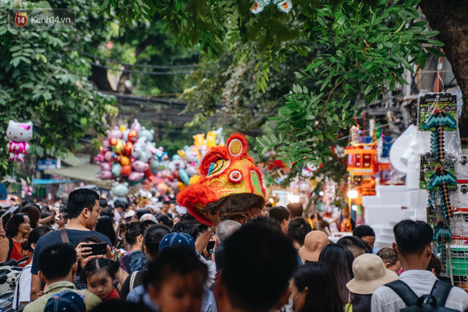 Ảnh: Hàng Mã đông nghẹt người dịp cuối tuần chơi Trung thu sớm, tiểu thương yêu cầu không chụp ảnh - Ảnh 12.