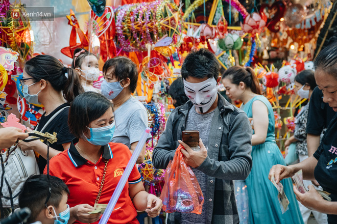 Ảnh: Hàng Mã đông nghẹt người dịp cuối tuần chơi Trung thu sớm, tiểu thương yêu cầu không chụp ảnh - Ảnh 4.