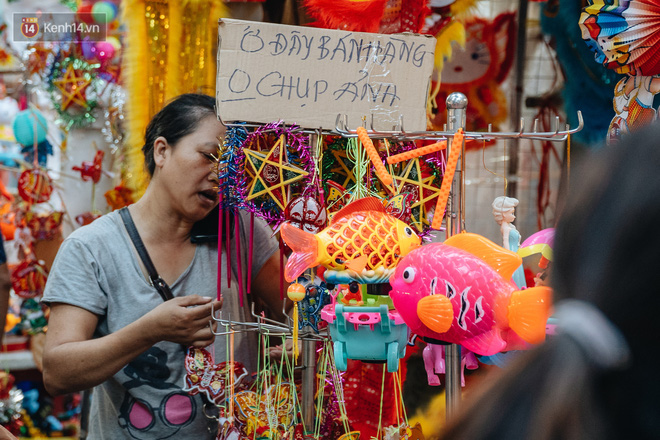 Ảnh: Hàng Mã đông nghẹt người dịp cuối tuần chơi Trung thu sớm, tiểu thương yêu cầu không chụp ảnh - Ảnh 5.