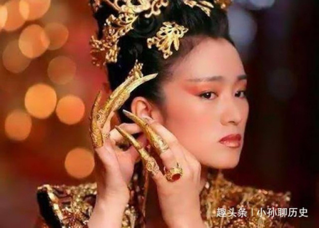 Ẩn ý phía sau chiếc móng giả bằng vàng của dàn Hậu cung triều Thanh: Đâu chỉ đơn thuần là món trang sức đắt giá - Ảnh 5.