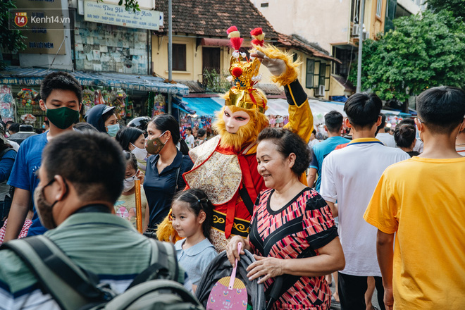 Ảnh: Hàng Mã đông nghẹt người dịp cuối tuần chơi Trung thu sớm, tiểu thương yêu cầu không chụp ảnh - Ảnh 10.