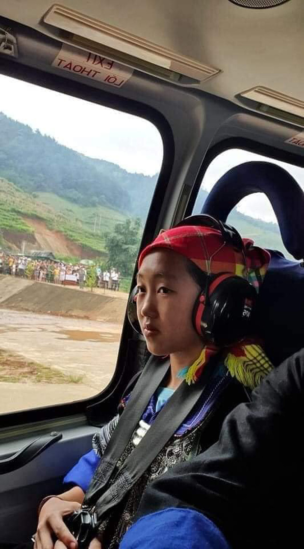 Nữ sinh người H’Mông đầu tiên của Mù Cang Chải được ngắm mùa vàng bằng trực thăng vì thành tích học xuất sắc - Ảnh 1.