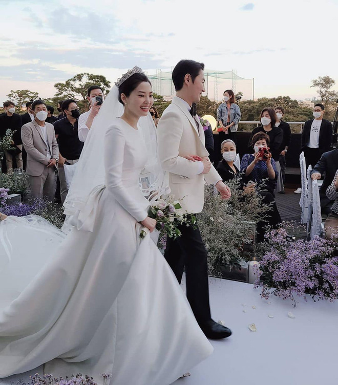 Sau hôn lễ hot nhất xứ Hàn, nam thần Shinhwa lên truyền hình kể về vợ: Đẹp như minh tinh, không thể xa nàng quá 1km, 24 tiếng - Ảnh 12.