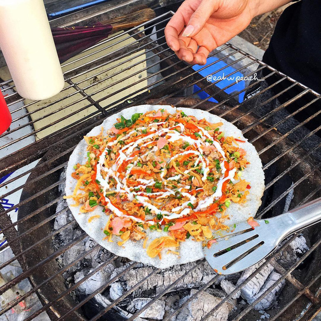 Trào lưu ẩm thực vẫn đang “gây bão” TikTok: Tự làm bánh tráng nướng tại nhà chỉ bằng… chảo chống dính, nhìn thành phẩm ai cũng bất ngờ - Ảnh 3.