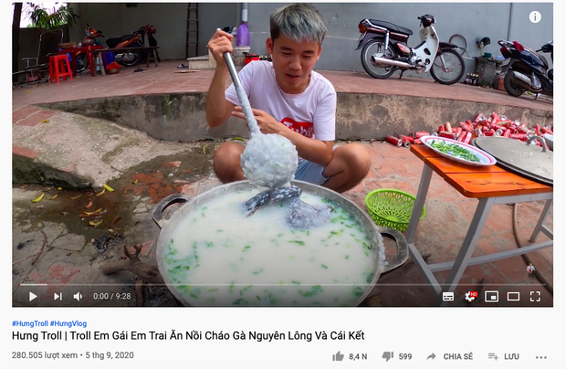 Con trai Bà Tân Vlog bị dân mạng chỉ trích gay gắt khi nấu cháo với gà còn nguyên lông: Vừa mất vệ sinh lại còn phí phạm thức ăn - Ảnh 1.