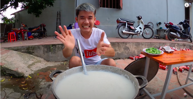 Con trai Bà Tân Vlog bị dân mạng chỉ trích gay gắt khi nấu cháo với gà còn nguyên lông: Vừa mất vệ sinh lại còn phí phạm thức ăn - Ảnh 2.