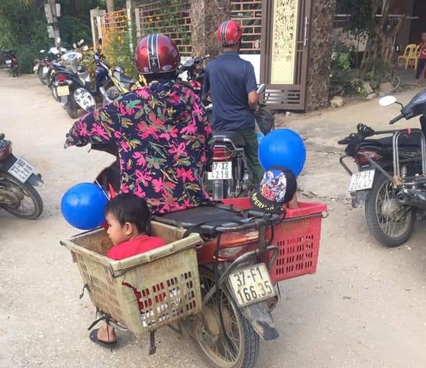 Xúc động hình ảnh người bà nghèo chở 2 cháu đi khai giảng trên chiếc xe thu mua phế liệu: Có bà, cháu có tất cả - Ảnh 1.