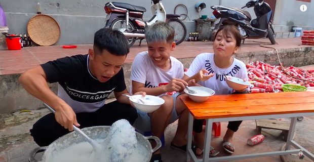 Con trai Bà Tân Vlog bị dân mạng chỉ trích gay gắt khi nấu cháo với gà còn nguyên lông: Vừa mất vệ sinh lại còn phí phạm thức ăn - Ảnh 7.