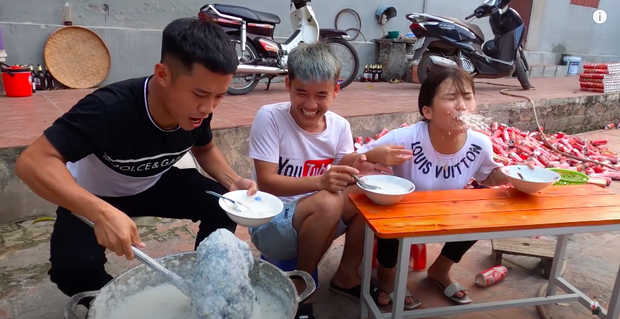 Con trai Bà Tân Vlog bị dân mạng chỉ trích gay gắt khi nấu cháo với gà còn nguyên lông: Vừa mất vệ sinh lại còn phí phạm thức ăn - Ảnh 8.